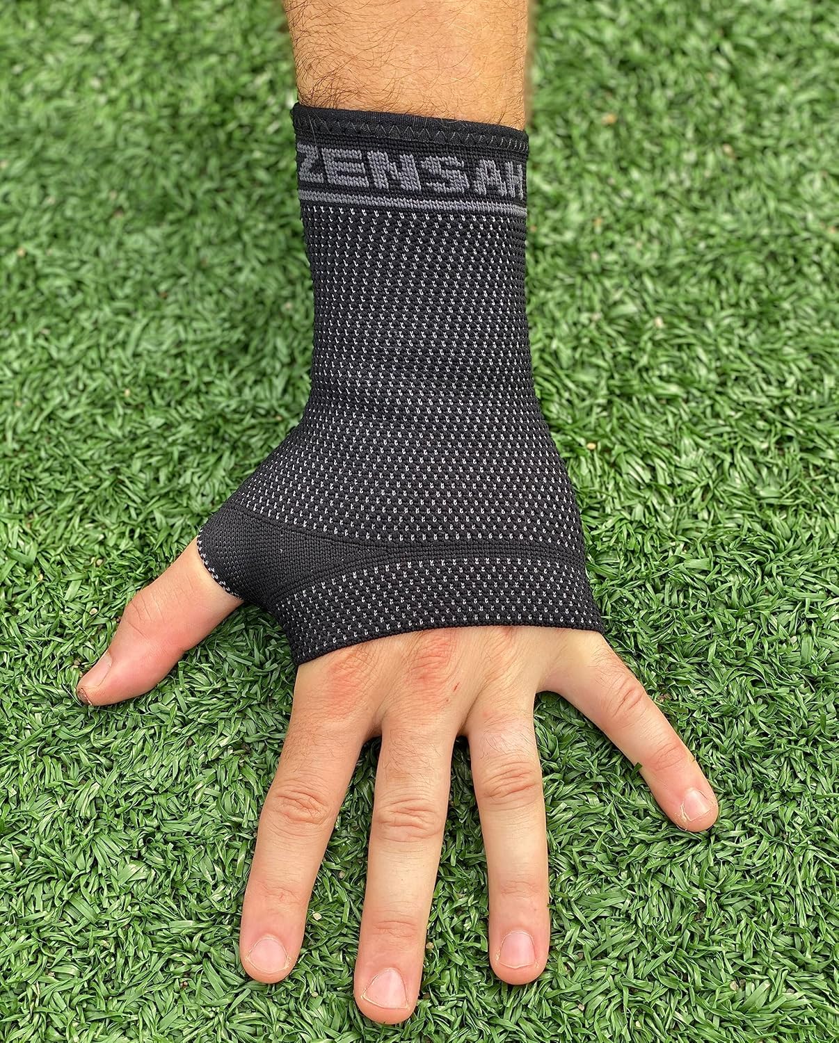 Zensah Compression Wrist Support - Wrist Sleeve for Wrist Pain, Carpal Tunnel - Wrist Support - Wrist Brace (Small, Black/Grey)