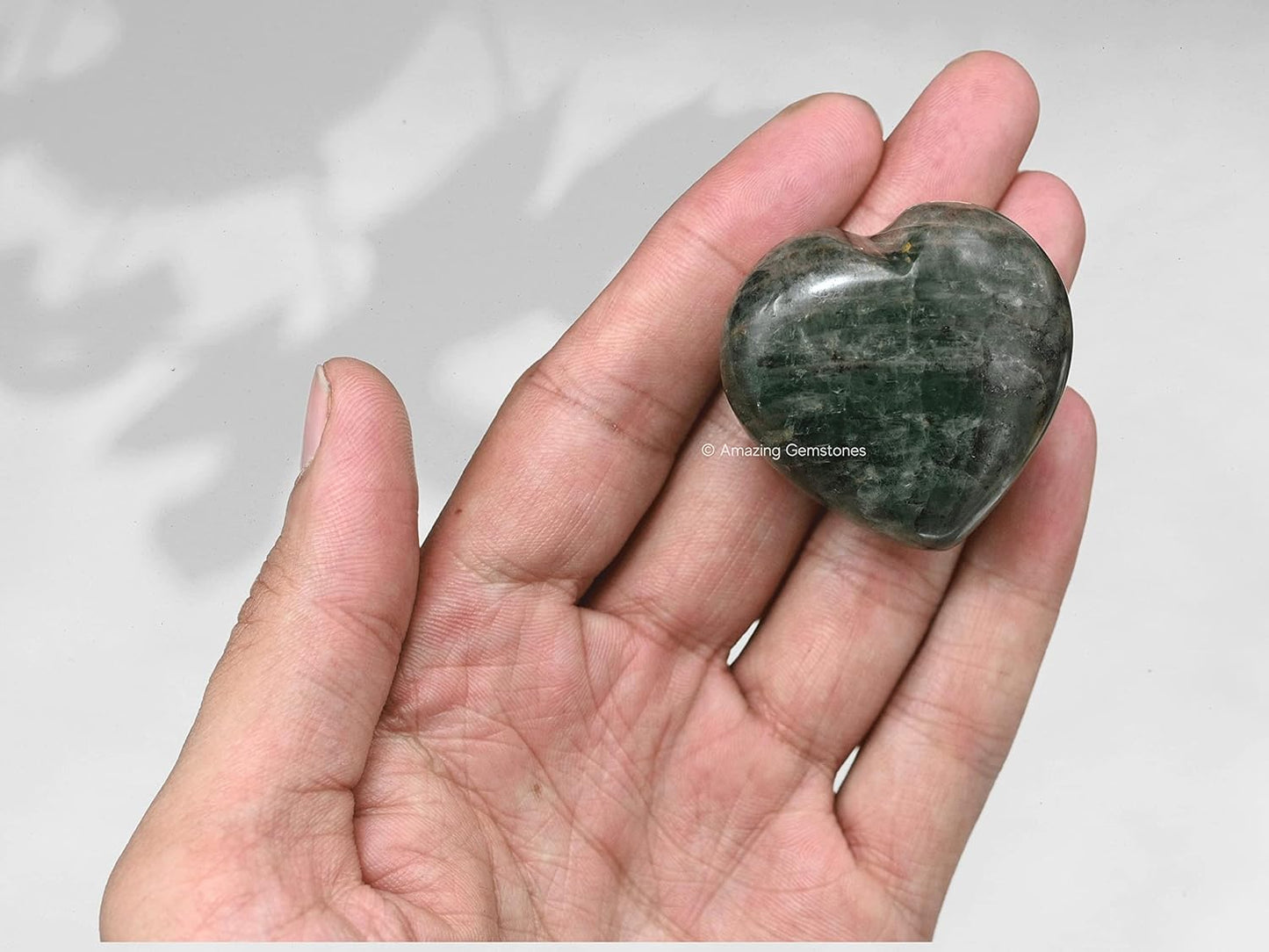 Chrome Diopside Crystal Heart Palm Stone - Pocket Massage Worry Stone for Natural Body Chakra Balancing, Reiki Healing and Crystal Grid