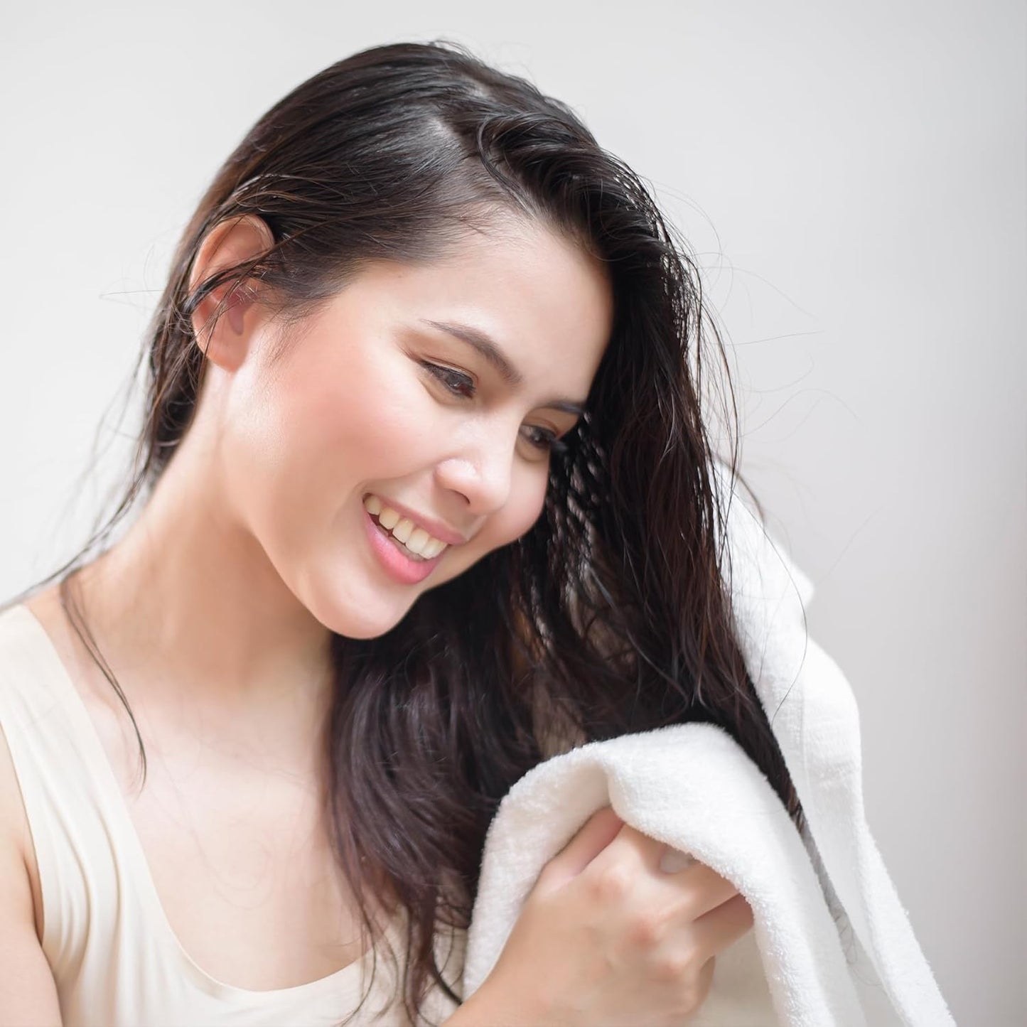 kimteny 100 Persent Cotton Premium Hand Towels Set of 2, (16 x 32 inches) 600GSM Cotton Thick Towel, Ultra Soft and Highly Absorbent Towels for Bathroom Gym Shower Hotel Spa (White)